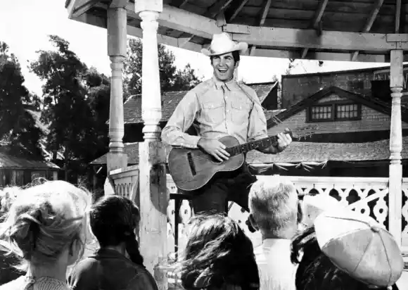 George Hamilton in 'Your Cheatin' Heart'