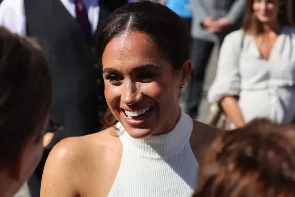 Duchess Meghan speaks to fans at Düsseldorf City Hall