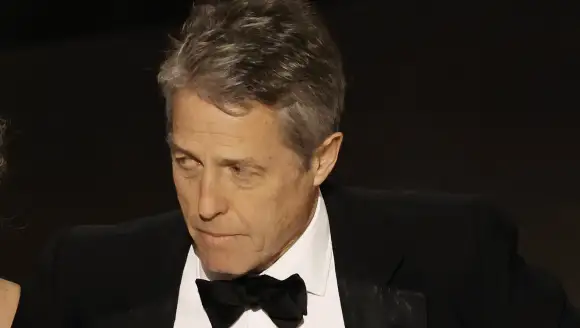 Hugh Grant en los Oscar 2023