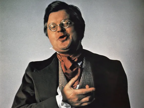 THE BEST OF BENNY HILL, Benny Hill, 1974 Courtesy Everett Collection PUBLICATIONxINxGERxSUIxAUTxONLY Copyright: xCourtes