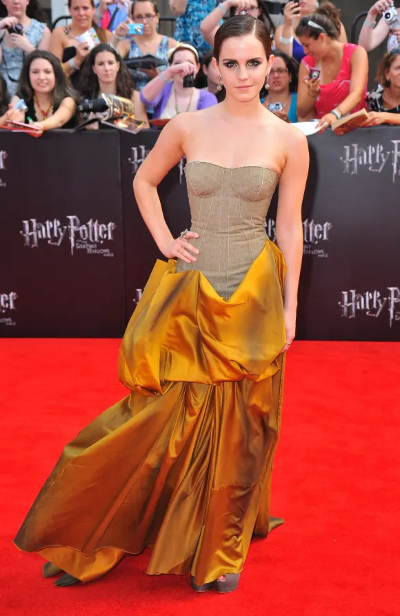 Emma Watson (con un vestido de Bottega Veneta) a su llegada al estreno norteamericano de Harry Potter y las Reliquias de la Muerte - Parte 2, en el Avery Fisher Hall del Lincoln Center, Nueva York, 11 de julio de 2011. Fotografía de: Gregorio T. Binuya/Everett Collection (Gregorio T.