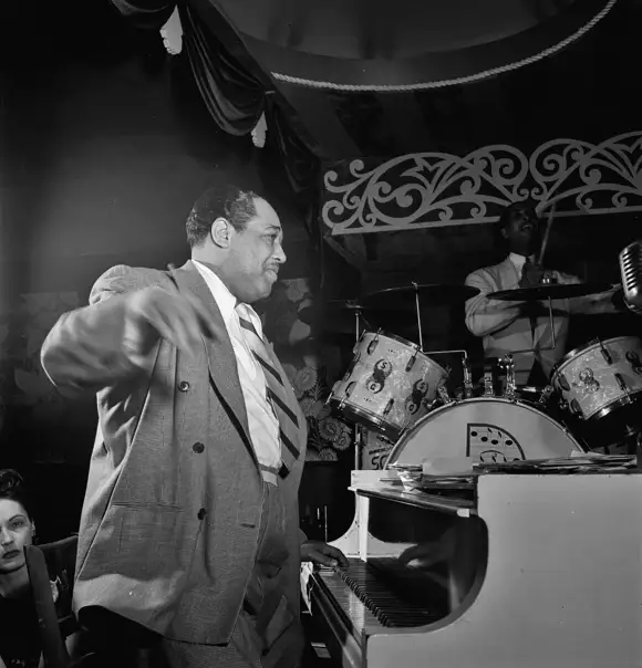 Portrait de Duke Ellington et Sonny Greer, Aquarium, New York, N.Y., vers novembre 1946. 1062_16_M_-