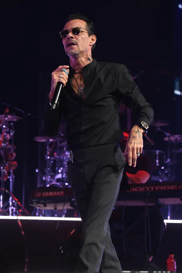 MIAMI, FL - 19 NOVEMBRE : Marc Anthony se produit pendant le Viviendo Tour au FTX Arena le 19 novembre 2022 à Miami F