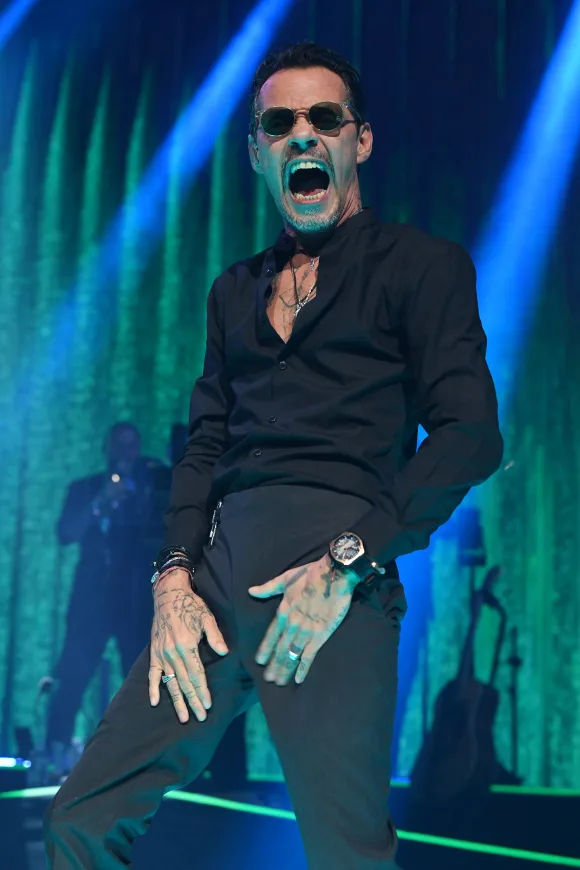 MIAMI, FL - 19 NOVEMBRE : Marc Anthony se produit pendant le Viviendo Tour au FTX Arena le 19 novembre 2022 à Miami F