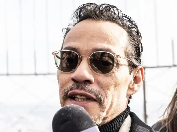 NY : Marc Anthony visite l'Empire State Building Reflets de Nadia Ferreira dans les lunettes de soleil de Marc Anthony alors qu'il parle au