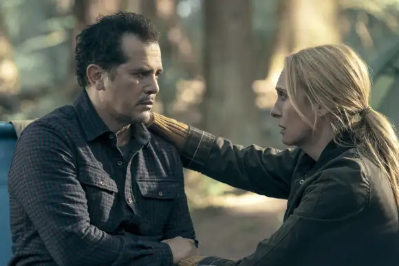 DATE D'ENREGISTREMENT NON MENTIONNÉE THE POWER, de gauche à droite : John Leguizamo, Toni Collette, (Saison 1, épisode 108, diffusé le 5 mai 2023). photo