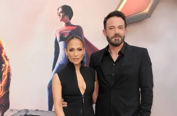 Jennifer Lopez et Ben Affleck Jennifer Lopez et Ben Affleck à la première de The Flash à Los Angeles, à l'Ovati...