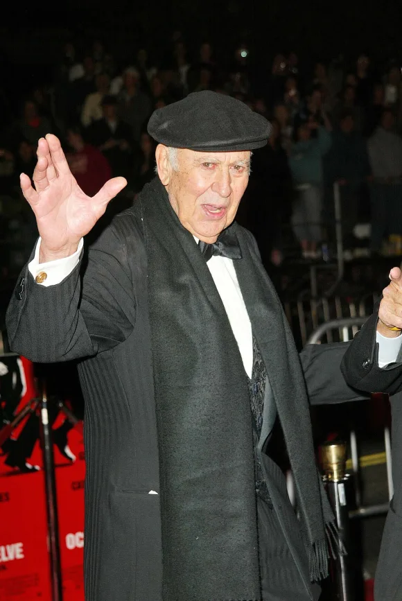 at Ocean s Twelve Los Angeles Premiere , Grauman s Chinese, Hollywood, CA 12-08-04 Carl Reiner at Ocean s Twelve Los Ang