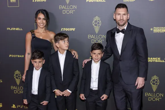 Photocall de la 67eme ceremonie du Ballon d Or au Theatre du Chatelet a Paris Lionel Messi avec sa femme Antonela Roccuz