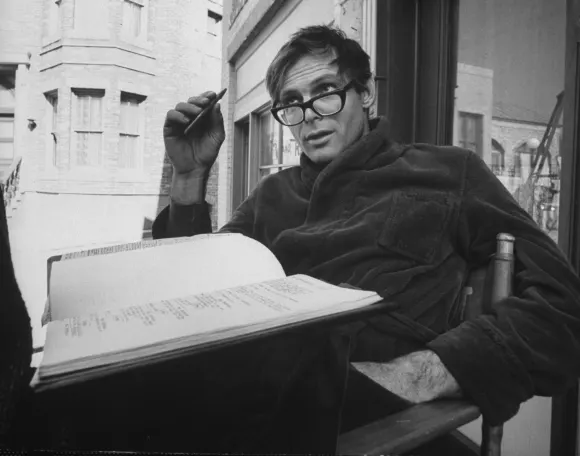 L'acteur Adam West, star de la série télévisée Batman, sur le plateau de tournage.Yale Joel/The LIFE Picture Collection