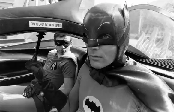 Adam West (Batman) et Burt Ward (Robin) sur le plateau de Batman.Yale Joel/The LIFE Pic