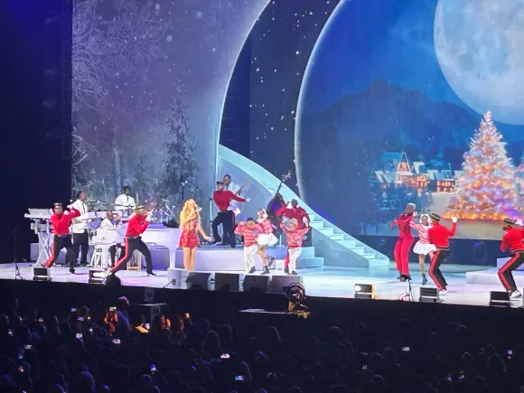 Syndication: Beaver County Times Mariah Carey entertained Pittsburgh fans Tuesday with Christmas song favorites and a bi