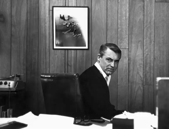 Actor Cary Grant at his house office Beverly Hills USA PUBLICATIONxINxGERxAUTxONLY Copyright: xLeoxFuchsx R0234-Grant-Ho
