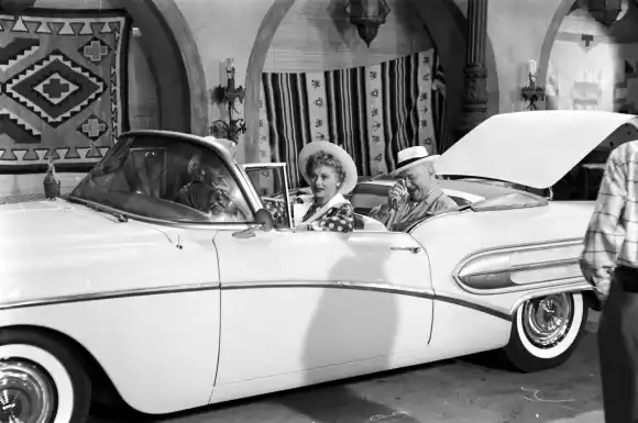 Scènes avec Desi Arnaz et Lucille Ball sur le plateau de I Love Lucy et leur vie pendant le tournage.