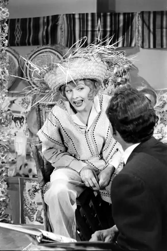 Scènes avec Desi Arnaz et Lucille Ball sur le plateau de I Love Lucy et leur vie pendant le tournage.