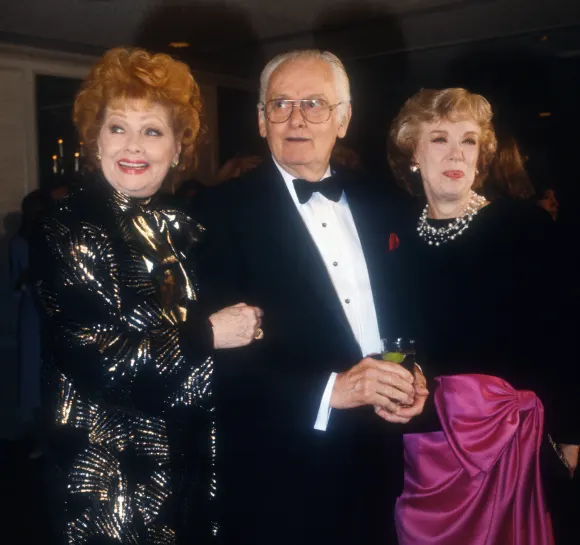 **PHOTO D'IMAGES** Joyce Randolph est décédée. Lucille Ball, Art Carney, Joyce Randolph, 1987, Photo de Michael Ferguson