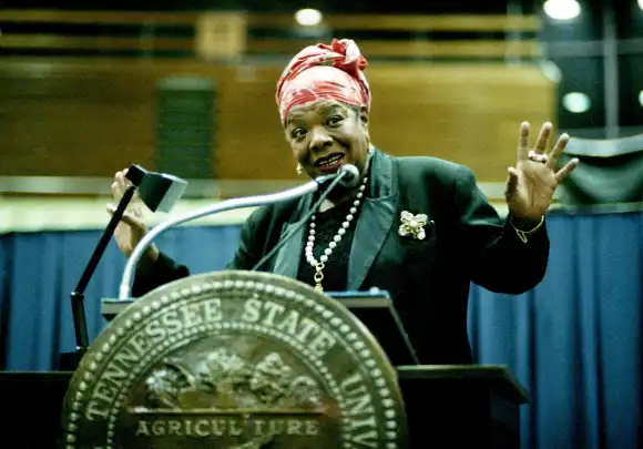 IMAGO ICONS : Maya Angelou Syndication : The Tennessean, La poétesse Maya Angelou récite des extraits de son œuvre et exhorte ses auditeurs à la respecter.