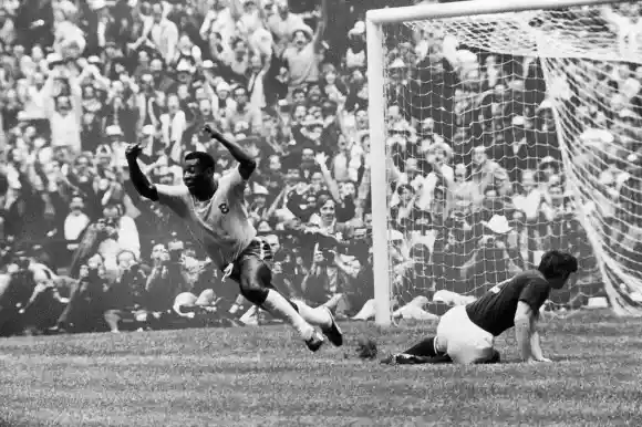 SOCCER: WORLD CUP, 1970. Pelé scores Brazil s first goal against Italy during the 1970 World Cup, held in Mexico. PUBLIC