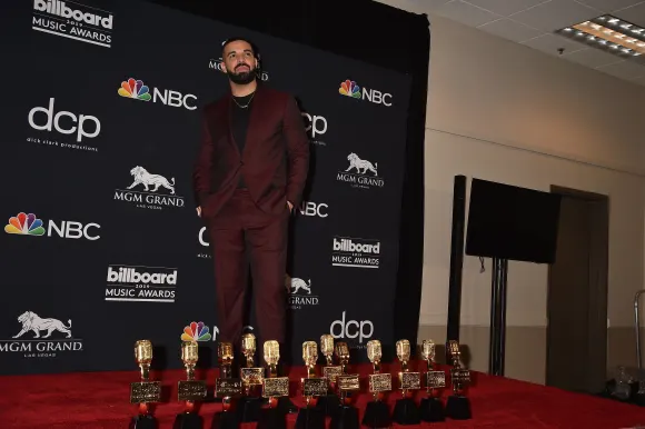 2019 Billboard Music Awards - Press Room LAS VEGAS, NV - MAY 01: Drake poses with the awards for Top Artist, Top Male Ar