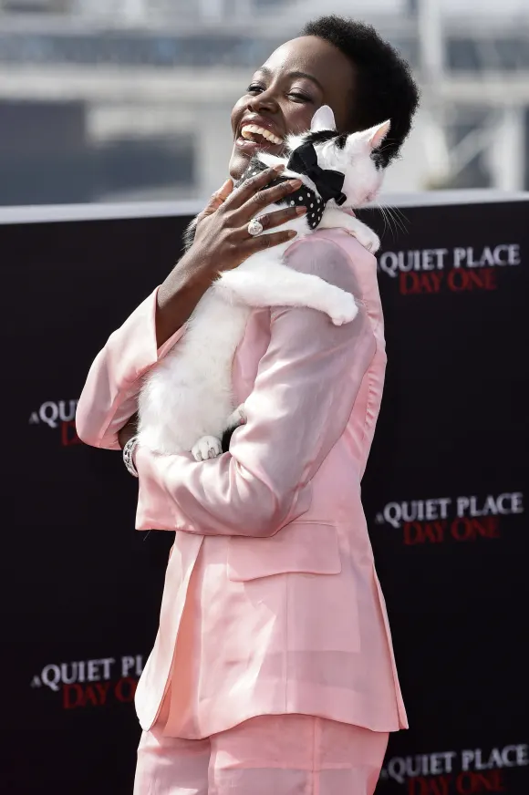 Lupita Nyong™o mit Katze Schnitzel beim Photocall zum Kinofilm A Quiet Place : Day One / A Quiet Place : Tag Eins auf dem