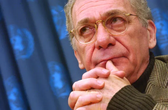 UNITED NATIONS MEDIA CONFERENCE NY SYDNEY POLLACK AT A MEDIA CONFERENCE DISCUSSING FILMING THE INTERPRETER ON UNITED NAT