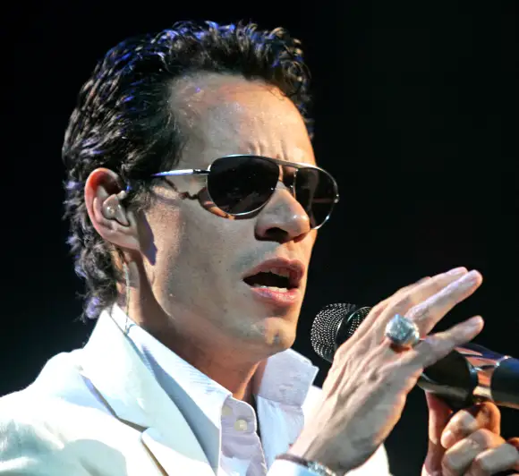 Marc Anthony se produit en concert, Marc Anthony se produit en concert à l'American Airlines Arena à Miami le 24 octobre.