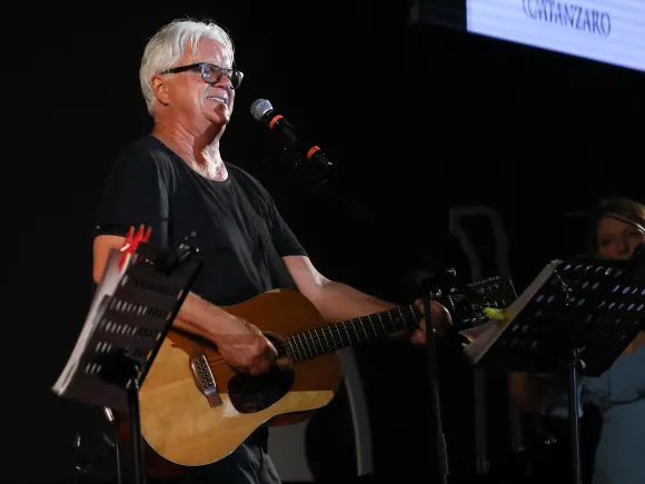 Catanzaro lido, Magna Graecia Film Festival - seventh evening. Tim Robbins in concert Catanzaro lido, Magna Graecia Film