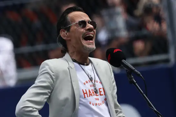 F1 Miami Grand Prix 2024 Marc Anthony interprète l'hymne national avant le Grand Prix de Formule 1 de Miami à Miami In