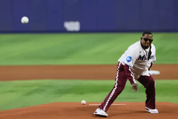 MLB, Baseball Herren, USA Tampa Bay Rays at Miami Marlins Jun 5, 2024; Miami, Florida, USA; Actor Martin Lawrence throws