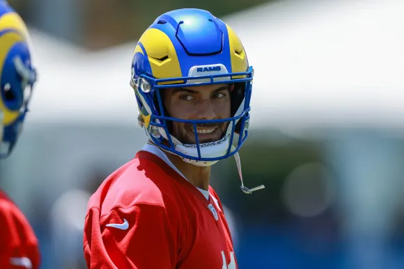 LOS ANGELES, CA - 27 JUILLET : Le quarterback des Los Angeles Rams Jimmy Garoppolo (11) pendant le camp d'entraînement des Los Angeles Rams o