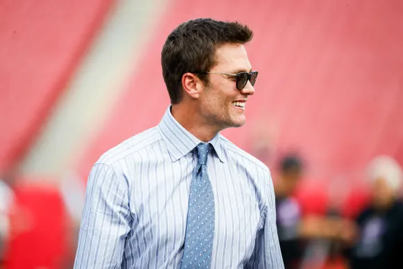 September 29, 2024, Tampa, Florida, USA: Former Bucs player Tom Brady meets with players and coaches ahead of a game aga