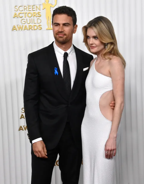 (L-R) Theo James and Meghann Fahy attend the 29th annual SAG Awards at the Fairmont Century Plaza in Los Angeles, Califo