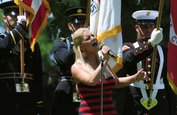 La chanteuse Jessica Simpson interprète le N