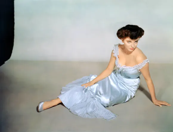 Joan Collins dans "La fille à la balançoire de velours rouge".