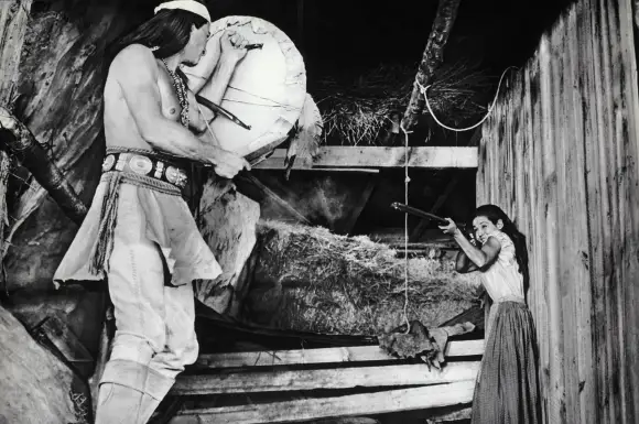 Joan Taylor dans "Apache Drums" (tambours apaches)