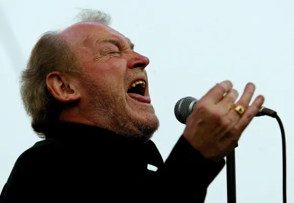 Syndication: The Tennessean English rocker Joe Cocker belts out one of his hits during the final day of the three-day Ri
