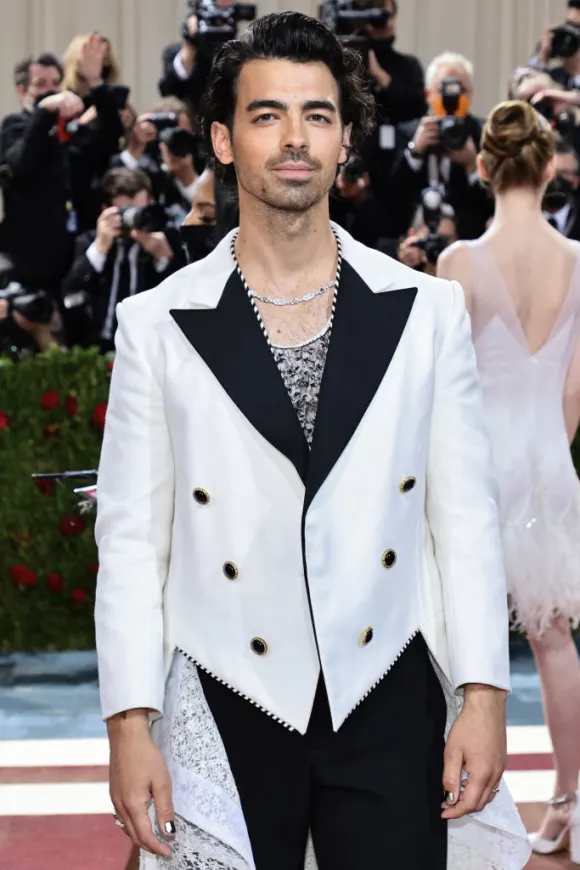 Joe Jonas talks about beauty surgeries