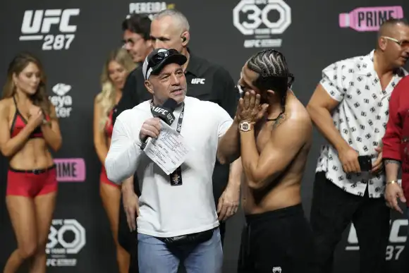 April 7, 2023, Miami, Florida, MIAMI, FLORIDA, United States: MIAMI, FLORIDA -April 7: (L-R) Joe Rogan interviews Jorge