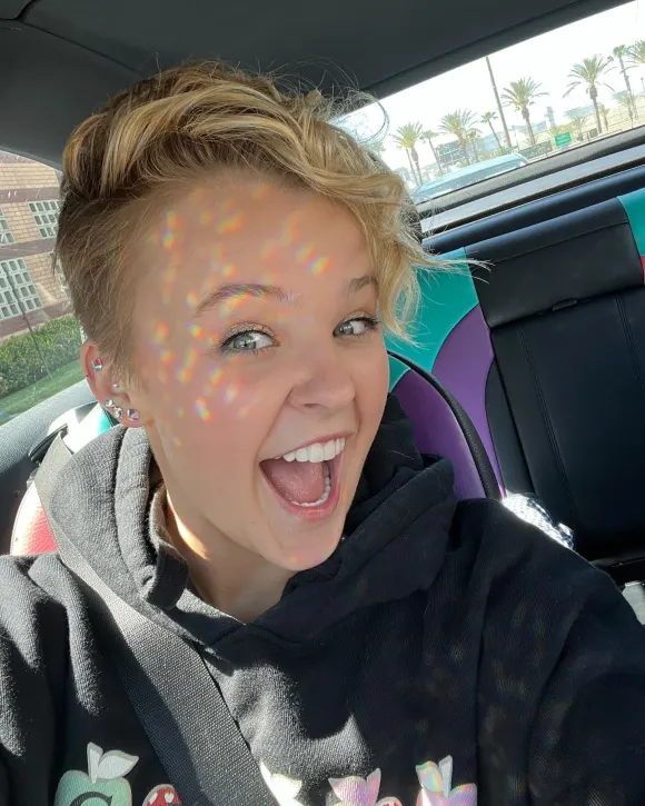 JoJo Siwa avec une nouvelle coiffure sur Instagram