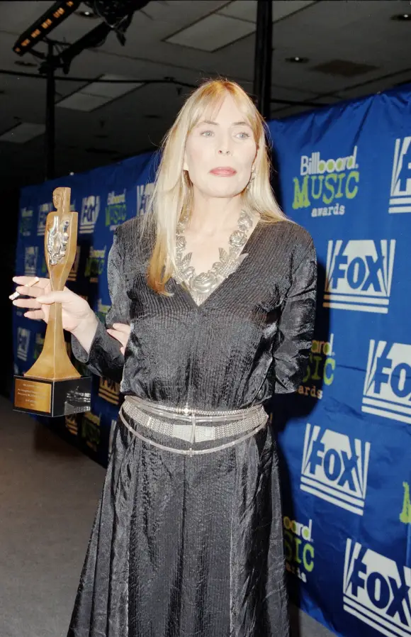 UNITED  STATES  -  DECEMBER  06:    December  6,  1995:  Joni  Mitchell  with  award  at  the  Billb