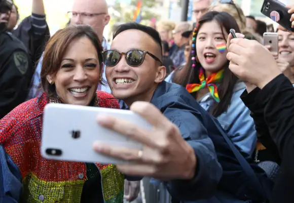 Kamala Harris participe à la parade annuelle des fiertés de San Francisco