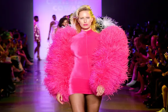 Karolina Kurkova et des mannequins défilent pour Christian Cowan lors de la Semaine de la mode de New York : The Shows at Gallery II, le 10 septembre 2019.