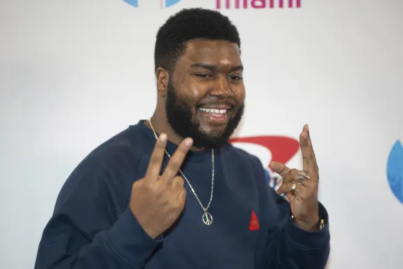Khalid pose en coulisses lors du Y100 Jingle Ball au BB&amp;T Center le 22 décembre 2019 à Sunrise, en Floride. USA - 20