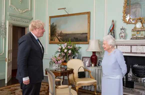 queen elisabeth boris johnson