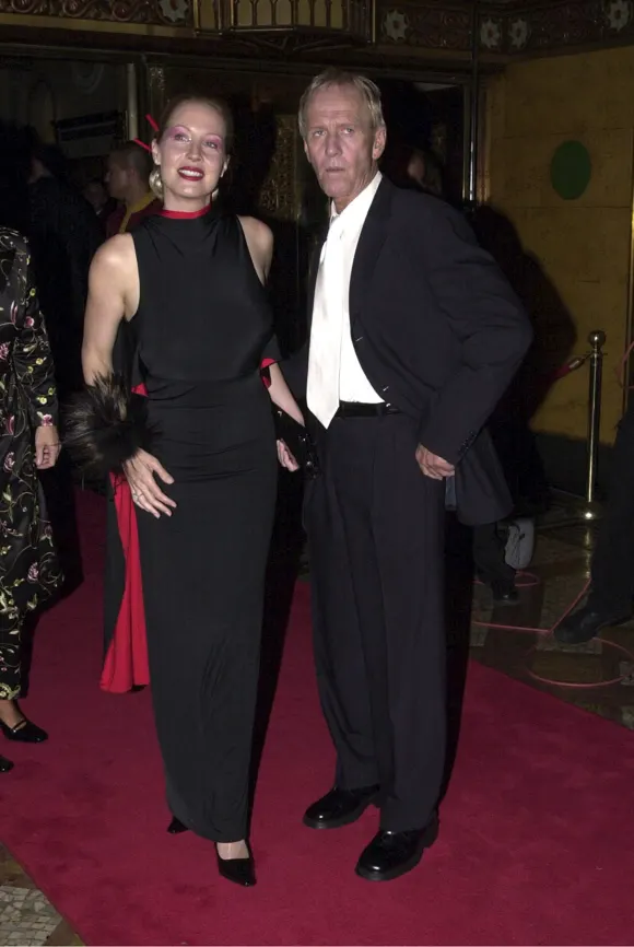 Linda Kozlowski and Paul Hogan