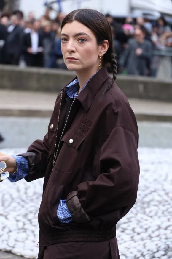 ArrivÃ es au dÃ filÃ Miu Miu mode femme automne / hiver 2024-2025 au Conseil Economique et Social lors de la Fashion Wee