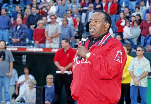 MLB, Baseball Herren, USA USA TODAY Sports-Archive March 31, 2002; Anaheim, CA, USA; FILE PHOTO; Recording artist Lou Ra