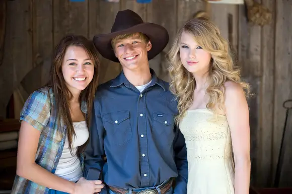 Miley Cyrus, Lucas Till and Taylor Swift in 2009