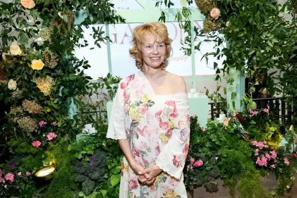 Pamela Anderson's "Sonsie Garden" With Shopify