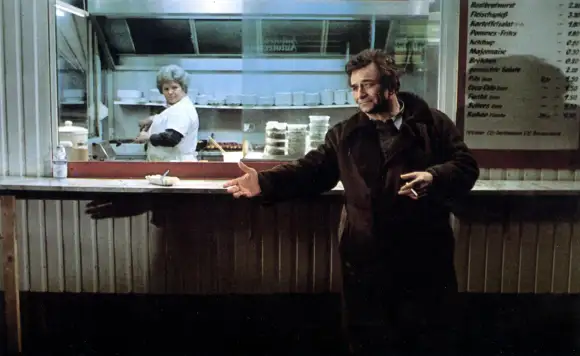 Peter Falk dans "Les ailes du désir" (Wings of Desire)